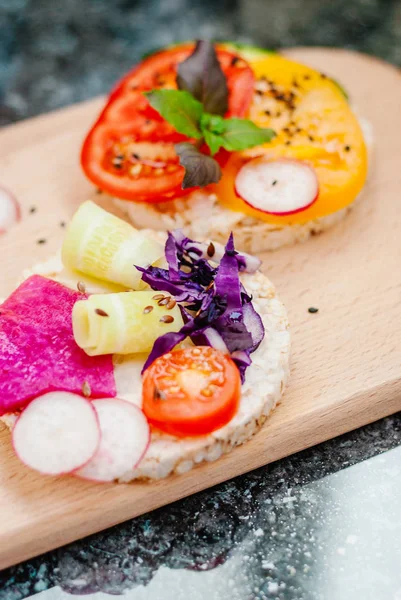 Åpne Smørbrød Med Riskaker Med Smøreost Grønnsaker Sunn Frokost – stockfoto