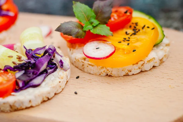Sandwiches Abiertos Pasteles Arroz Con Queso Crema Verduras Desayuno Saludable — Foto de Stock