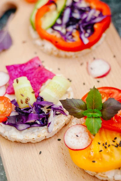 Açık sandviçler pirinç kek krem peynir, sebze, sağlıklı bir kahvaltı ile