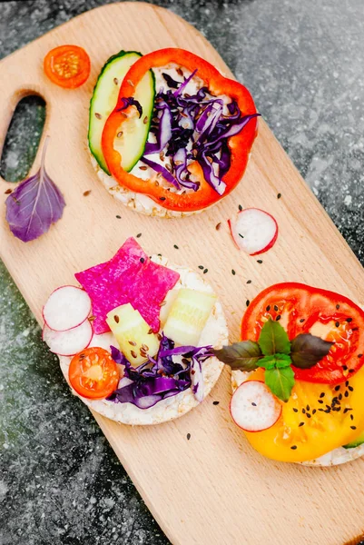 Açık sandviçler pirinç kek krem peynir, sebze, sağlıklı bir kahvaltı ile