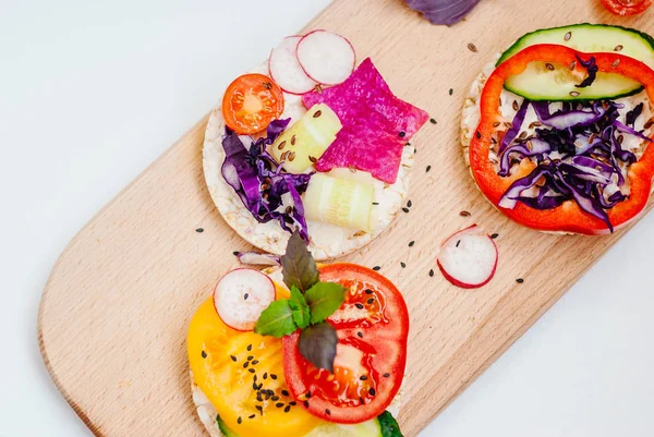 Açık sandviçler pirinç kek krem peynir, sebze, sağlıklı bir kahvaltı ile