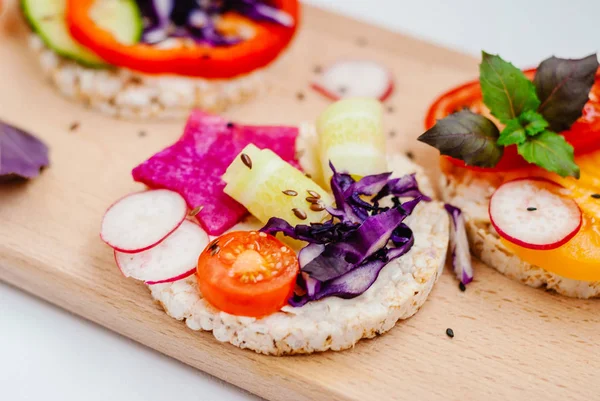 Açık sandviçler pirinç kek krem peynir, sebze, sağlıklı bir kahvaltı ile