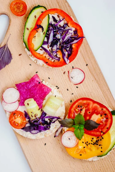 Açık sandviçler pirinç kek krem peynir, sebze, sağlıklı bir kahvaltı ile