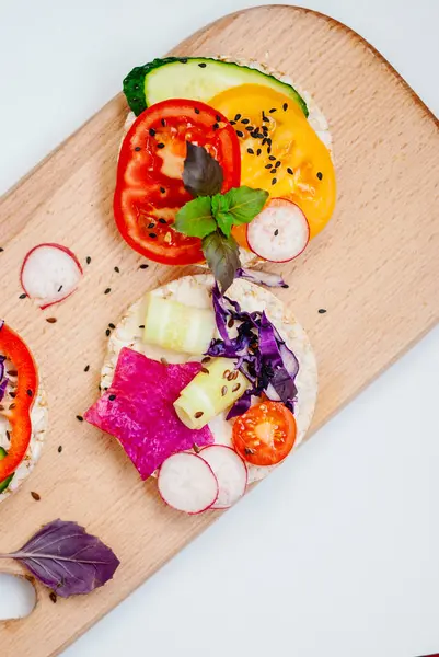 Açık sandviçler pirinç kek krem peynir, sebze, sağlıklı bir kahvaltı ile