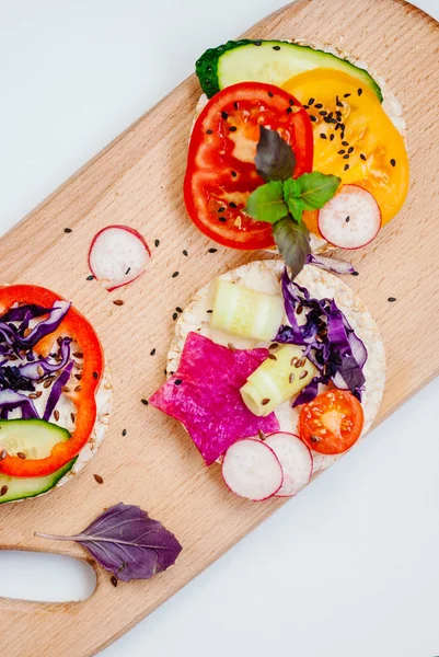 Açık sandviçler pirinç kek krem peynir, sebze, sağlıklı bir kahvaltı ile