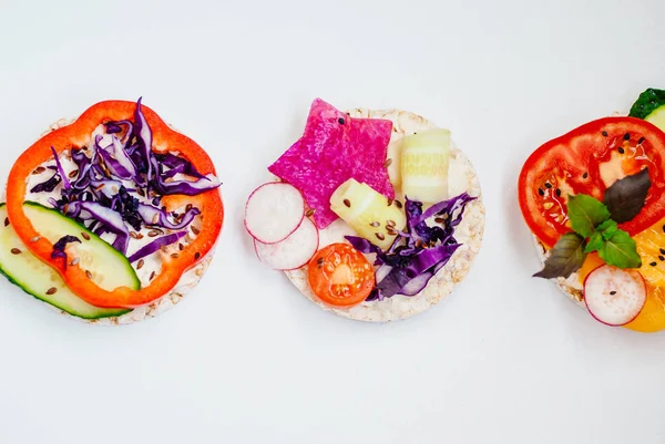 Açık sandviçler pirinç kek krem peynir, sebze, sağlıklı bir kahvaltı ile