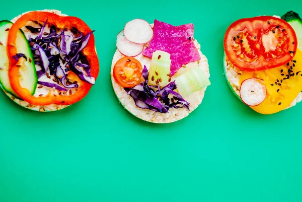 Açık sandviçler pirinç kek krem peynir, sebze, sağlıklı bir kahvaltı ile