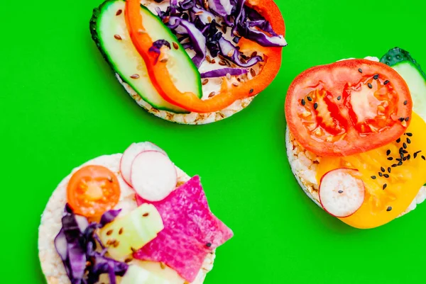 Açık sandviçler pirinç kek krem peynir, sebze, sağlıklı bir kahvaltı ile