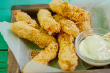 Kızarmış mozzarella peynirli çubuk ile sos tava