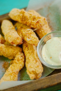 Kızarmış mozzarella peynirli çubuk ile sos tava