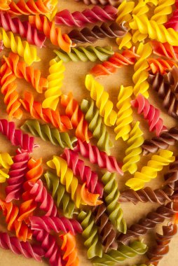 pişmemiş makarna düdük arka plan renkli, yakın çekim