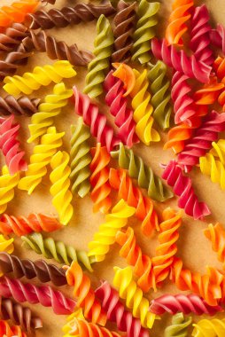 pişmemiş makarna düdük arka plan renkli, yakın çekim