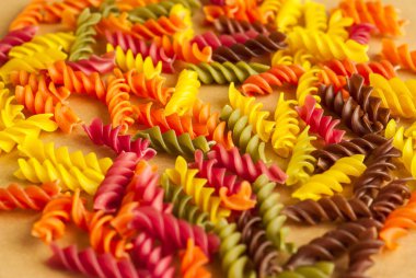 pişmemiş makarna düdük arka plan renkli, yakın çekim