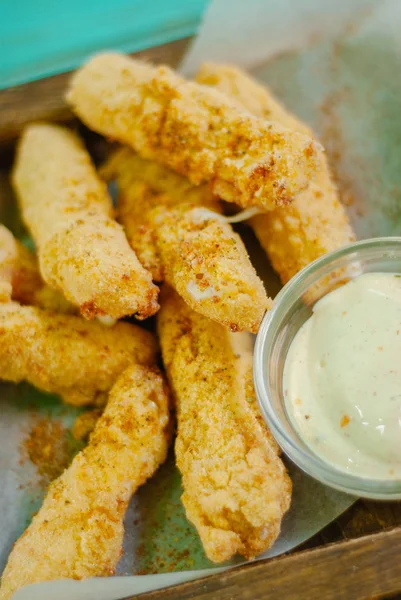 Kızarmış mozzarella peynirli çubuk ile sos tava