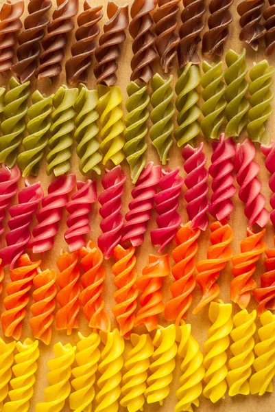 pişmemiş makarna düdük arka plan renkli, yakın çekim