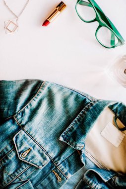 Kot ceket, kolye, parfüm ve yeşil gözlük görünümü top. Düz yatıyordu fotoğraf. Blogger'ın öğeleri moda. Kadınsı arka plan. Bahar, sonbahar satış ve alışveriş kavramı