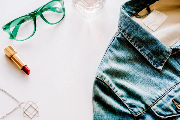 Kot ceket, kolye, parfüm ve yeşil gözlük görünümü top. Düz yatıyordu fotoğraf. Blogger'ın öğeleri moda. Kadınsı arka plan. Bahar, sonbahar satış ve alışveriş kavramı