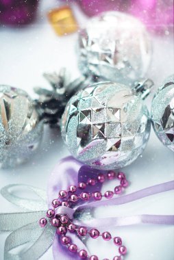 mor ve gümüş Noel dekorasyon