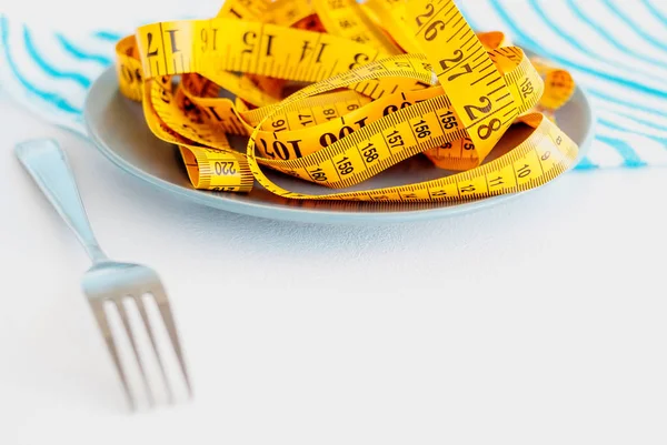다이어트의 개념입니다 되감을 센티미터 접시에 — 스톡 사진