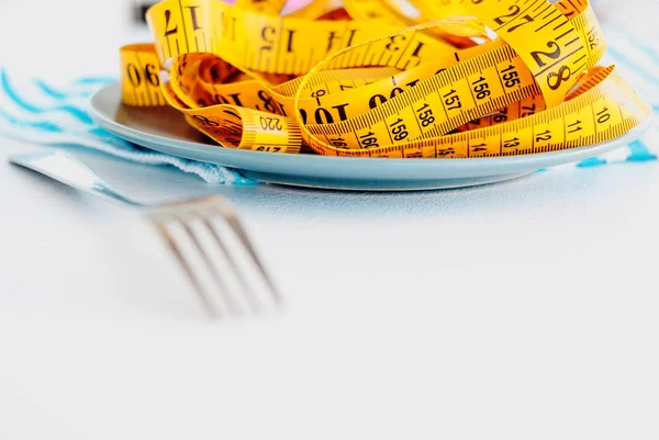 饮食的概念 叉子倒厘米躺在盘子上 — 图库照片