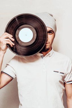 Vinil kaydı ile şapka giyen serin şık adam