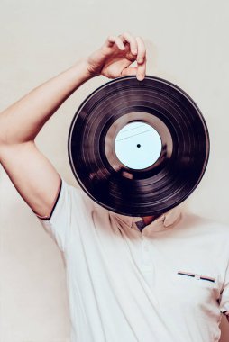 Vinil kaydı ile şapka giyen serin şık adam