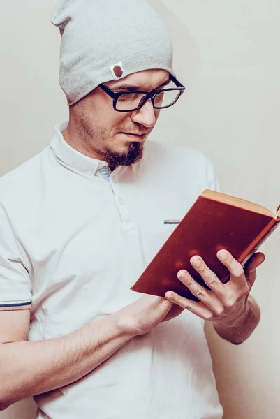 Portrét Pohledný Vousatý Muž Nosí Brýle Bílé Košile Čtení Knihy — Stock fotografie