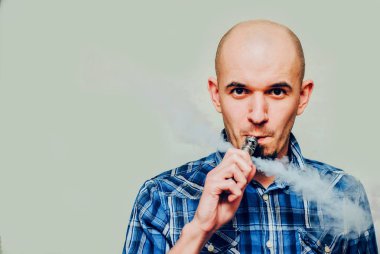 Bir adam vaping yakın çekim.