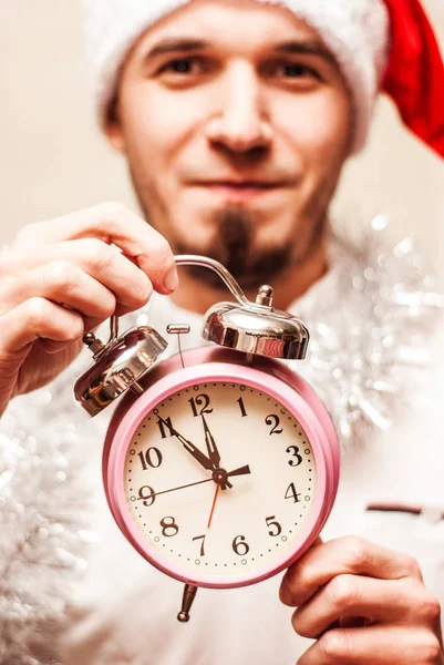 Joyeux Jeune Homme Santa Hat Avec Horloge Nouveau Concept Année — Photo