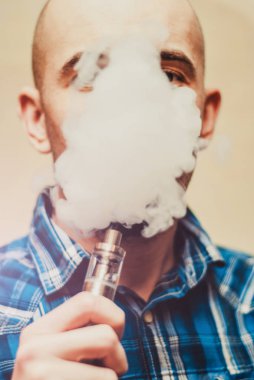 Bir adam vaping yakın çekim.