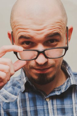 Şık adam gözlüklü. portre kadar kapatın