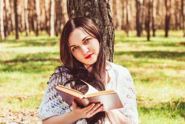 Okuma kitabı Park'ta rahatlatıcı kadın