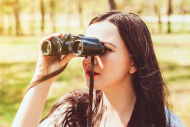 Açık havada bahar güzel mutlu esmer kadının.