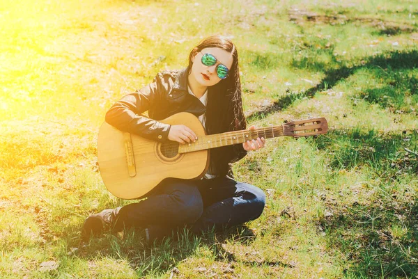 Mulher Tocando Uma Guitarra Acústica Preta — Fotografia de Stock