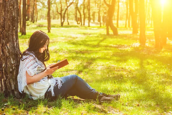 Жінка Розслабляє Читати Книгу Парку — стокове фото