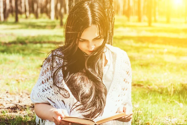 Femme Livre Lecture Relaxant Parc — Photo