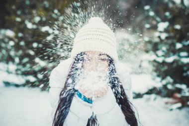 esmer kadın mutlu ve üfleme kar doğada olduğunu