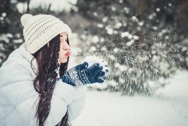 esmer kadın mutlu ve üfleme kar doğada olduğunu