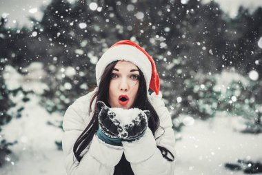 claus şapka esmer kadın kar doğada esiyor