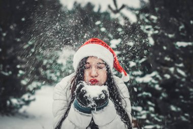 claus şapka esmer kadın kar doğada esiyor