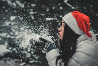 claus şapka esmer kadın kar doğada esiyor