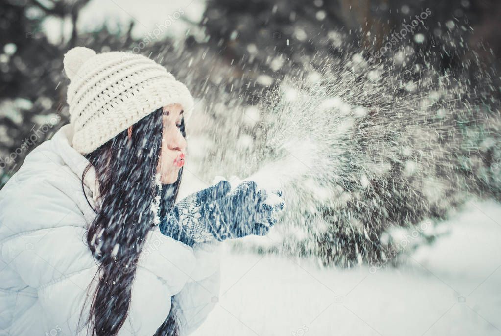 https://st4.depositphotos.com/5002907/21975/i/950/depositphotos_219756226-stock-photo-brunette-woman-happy-blowing-snow.jpg