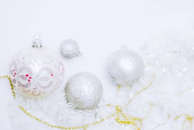 beyaz zemin üzerine gümüş Noel dekorasyon