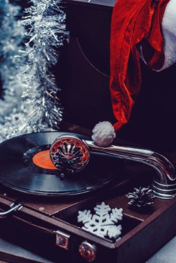Noel görüntüsü. Gramofon bir kayıt oynamak. Gramofon vinil kayda Noel süslemeleri, claus şapka bir arka plan ile.