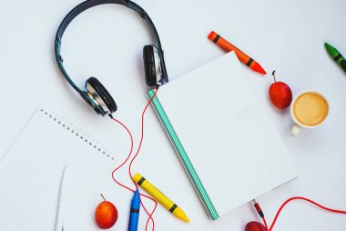 audiobook kavramı. kulaklık ve beyaz bir arka plan üzerinde kitap