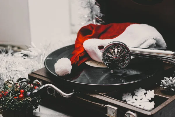 Noel görüntüsü. Bir kaydı oynarken gramofon.