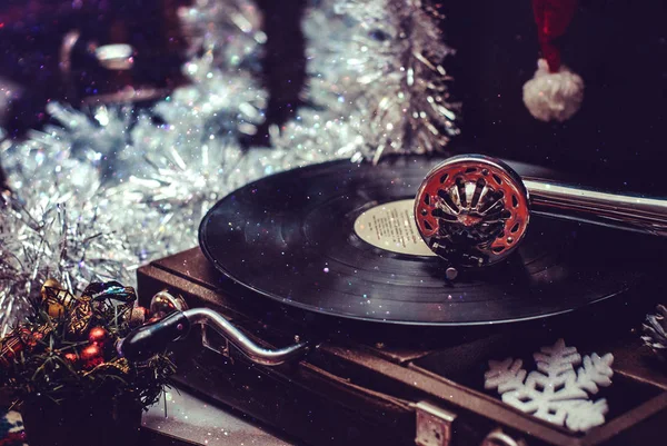 Noel görüntüsü. Bir kaydı oynarken gramofon.