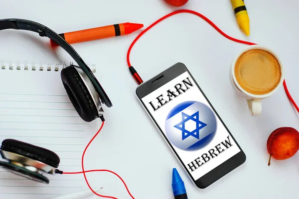 Smartphone Con Bandera Israel Auriculares Concepto Aprendizaje Hebreo Través Cursos — Foto de Stock