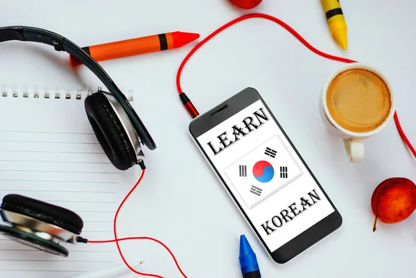 Smartphone Con Bandera Coreana Auriculares Concepto Aprendizaje Coreano Través Cursos — Foto de Stock