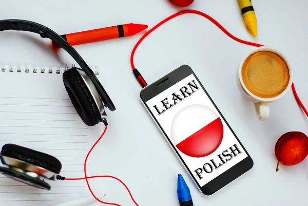 Polonya bayrağı ve kulaklık ile Smartphone. Lehçe ses kurslarıyla öğrenme kavramı